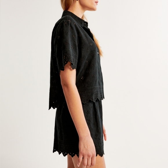 ABERCROMBIE & FITCH: Linen-Blend Eyelet Pull-On Shorts - Picture 3 of 6